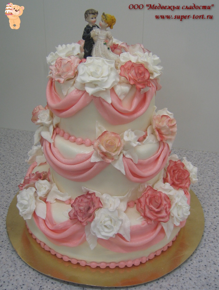 Трехъярусный свадебный торт с розами и рюшами